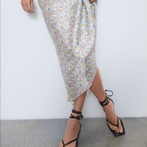 NWT beautiful floral Zara midi skirt